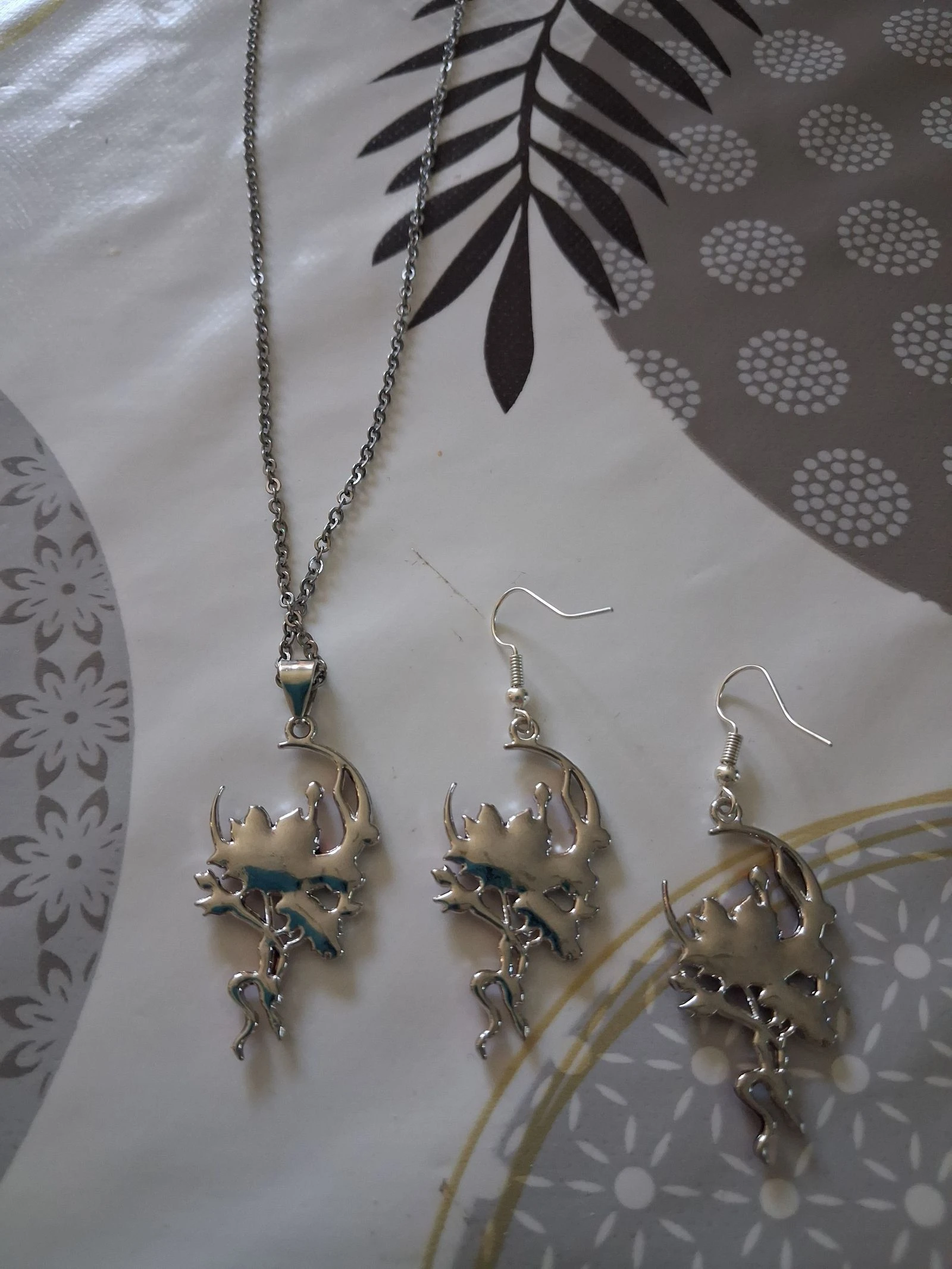 Sieradenset: ketting met hanger en bloemvormige oorhangen – photo 5